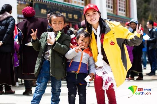 2018年清明放假期间，唐菲菲放弃休息时间，和医疗队队友到西藏林芝义诊。当地孩子看病并领到免费药物后，露出天真纯洁的笑容。受访对象本人供图