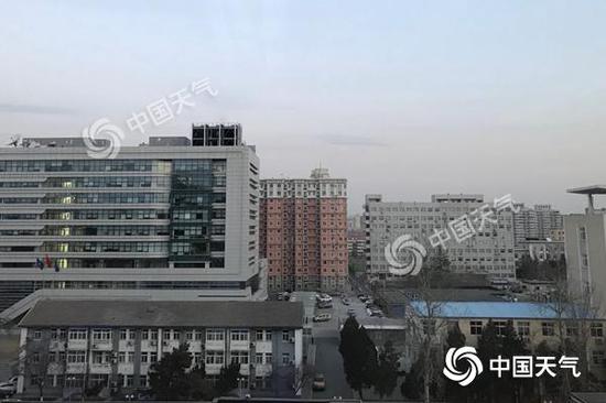 今晨，北京天空云量有所增多，寒冷持续。
