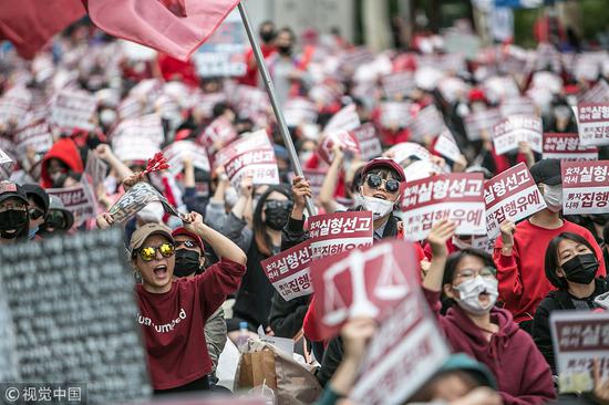 2018年10月6日，韩国首尔，数千名韩国妇女举行集会，抗议性别歧视和该国广泛存在的偷拍恶行，并敦促政府尽快拿出针对女性的性侵犯问题的解决措施。图自视觉中国