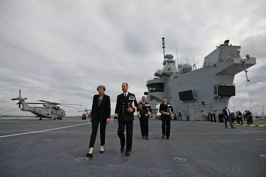  ▲资料图片：2017年8月16日，英国海军“伊丽莎白女王”号航母返回母港朴茨茅斯，英国首相特雷莎·梅登船视察。