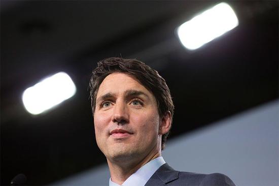 加拿大总理特鲁多为连任造势时，遭遇“黄马甲”抗议。（图源：法新社）