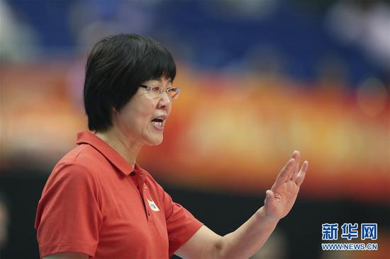 2018年10月19日，在日本横滨，中国队主教练郎平在2018年世界女子排球锦标赛半决赛中国队对阵意大利队的比赛中指导队员。新华社记者杜潇逸摄