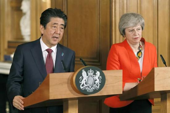 ▲1月10日,英国伦敦,英国首相特雷莎·梅会见日本首相安倍晋三。两人举行联合记者招待会。(视觉中国)