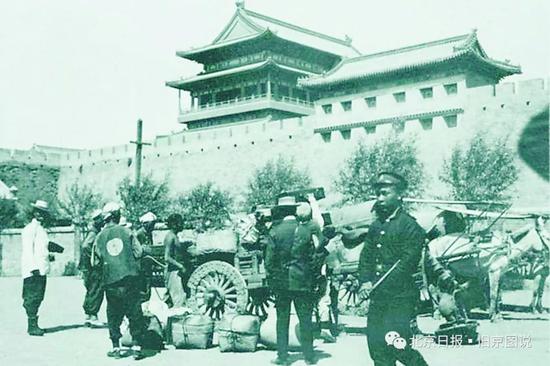 清末,在正阳门下执勤的警察,此时已经穿上新式的警察制服。