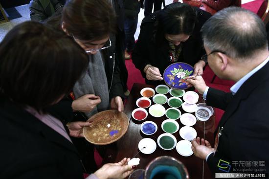 1月13日，北京市人大代表在北京会议中心体验景泰蓝制作工艺（图片来源：tuku.qianlong.com）。千龙网记者 万小军摄