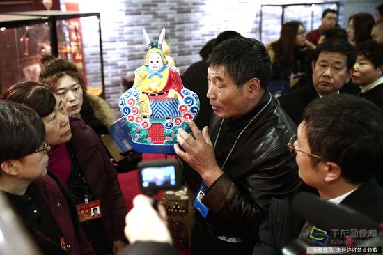 1月13日，非遗传承人向北京市人大代表介绍北京兔爷文化（图片来源：tuku.qianlong.com）。千龙网记者 万小军摄