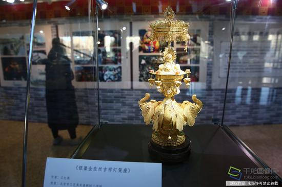 1月13日，北京会议中心非物质文化遗产展示区展示的银鎏金垒丝吉祥灯笼座（图片来源：tuku.qianlong.com）。千龙网记者 万小军摄