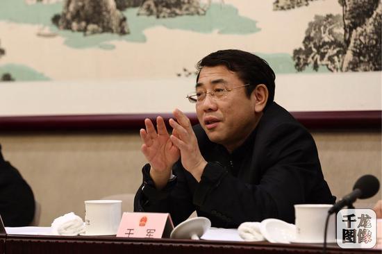 1月15日，市人大代表、海淀区区委书记于军在北京市第十五届人大第二次会议海淀团分组讨论中发言。千龙网记者 万小军摄