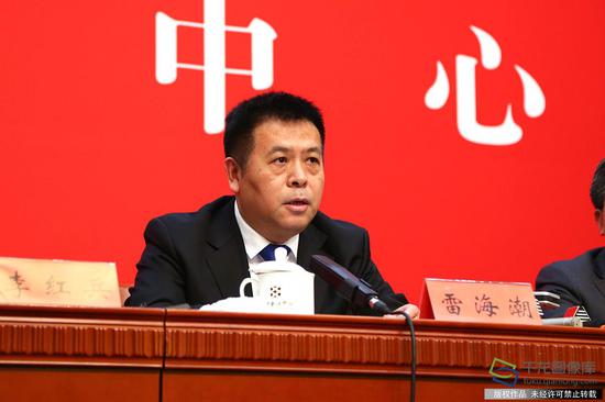 1月16日，北京市十五届人大二次会议举行第二场新闻发布会，主题是保障和改善民生。市民政局、市教委、市住建委、市卫健委、市人社局和市医保局等单位负责人或新闻发言人介绍相关情况并回答记者提问。图为市卫健委主任雷海潮介绍医疗卫生服务的相关情况（图片来源：tuku.qianlong.com）。千龙网记者 李贺摄