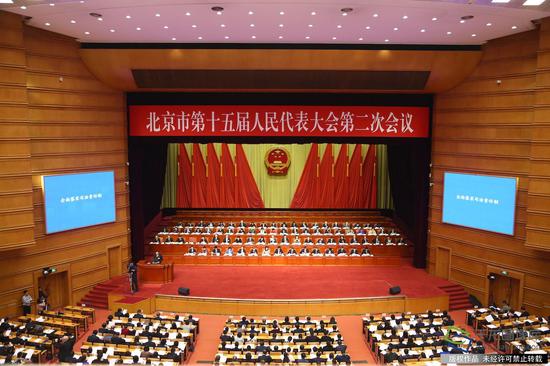 1月18日上午，北京市第十五届人民代表大会第二次会议举办第四次全体会议。北京市高级人民法院代理院长寇昉作《北京市高级人民法院工作报告》。图为会议现场。千龙网记者 李贺摄