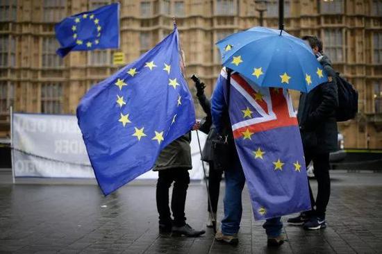 ▲1月16日，在英国伦敦，反对英国“脱欧”的人士在议会大厦外参加集会。（新华社）