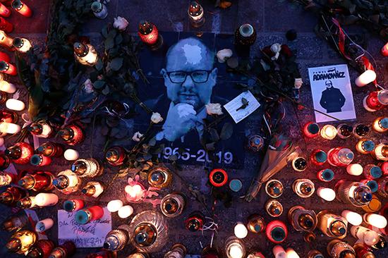 波兰遇刺身亡市长举行葬礼，数以万计民众前来告别 视觉中国 图