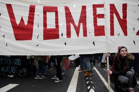 1月19日，人们在美国华盛顿参加女性大游行。（新华社记者刘杰摄）