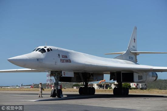 2018年12月10日，委内瑞拉防长试驾俄罗斯Tu-160轰炸机。（图：视觉中国）