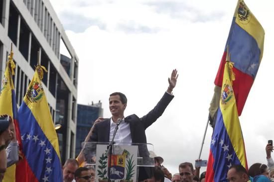  ▲1月23日，在委内瑞拉加拉加斯，反对党成员、议会主席胡安·瓜伊多（中）在反对党支持者集会上挥手致意。（新华社发）