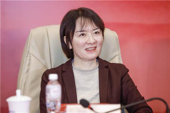 人民日报社副总编辑,中国新闻文化促进会副理事长卢新宁出席会议.