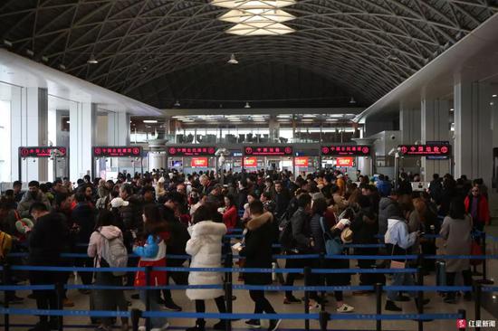 新婚夫妇:新婚夫妇去泰国“旅游” 拍了几张照片却遭禁 边检现场