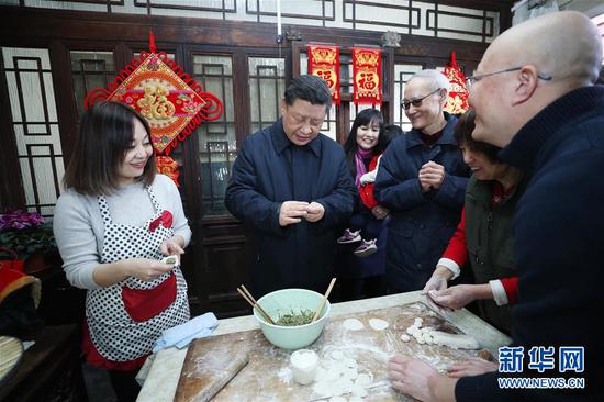 2月1日，中共中央总书记、国家主席、中央军委主席习近平在北京看望慰问基层干部群众，考察北京冬奥会、冬残奥会筹办工作。这是1日上午，习近平在前门东区草厂四条胡同，同朱茂锦一家人包饺子、聊家常。 新华社记者 鞠鹏 摄