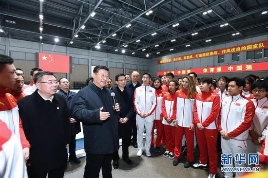 2月1日，中共中央总书记、国家主席、中央军委主席习近平在北京看望慰问基层干部群众，考察北京冬奥会、冬残奥会筹办工作。这是1日下午，习近平在国家冬季运动训练中心勉励正在训练备战的运动员、教练员。 新华社记者 谢环驰 摄