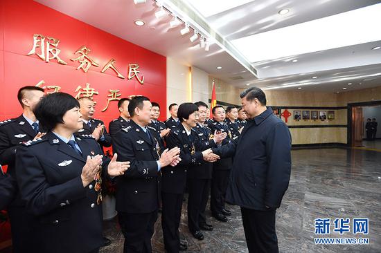 2月1日，中共中央总书记、国家主席、中央军委主席习近平在北京看望慰问基层干部群众，考察北京冬奥会、冬残奥会筹办工作。这是1日上午，习近平在北京市公安局，同公安英模和干警代表一一握手，向全国广大公安干警致以新春祝福。 新华社记者 谢环驰 摄