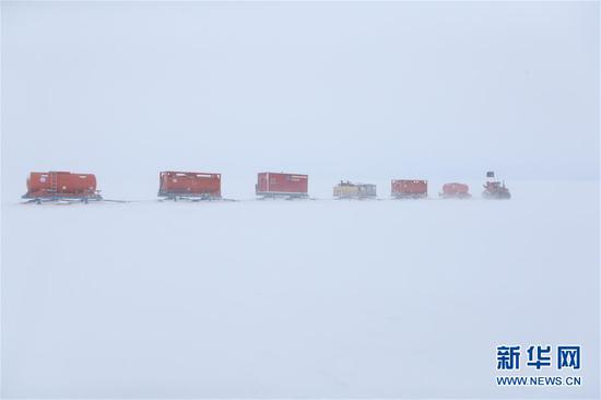  2月8日，南极科考内陆队的车队行进在途中。华社记者 刘诗平 摄