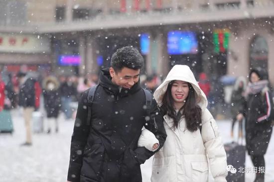 北京站，雪给返程的人们一个惊喜。武亦彬/摄