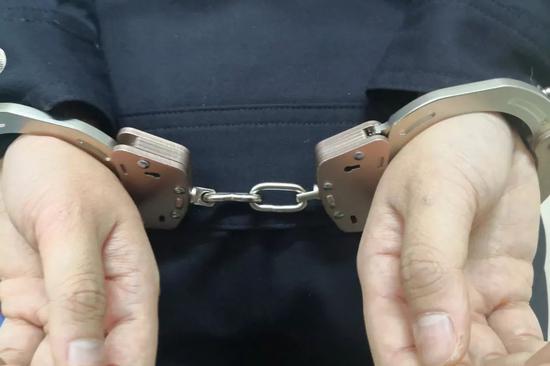 限制了犯罪嫌疑人手部的活动范围,双重锁设计使手铐在锁定状态下卡榫
