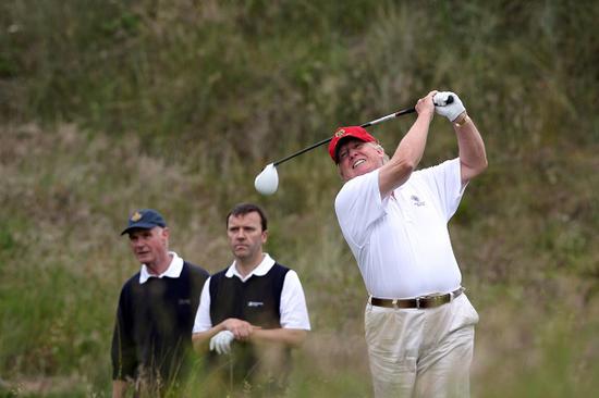 美国总统特朗普的一大爱好——打高尔夫。（图源：NBC）