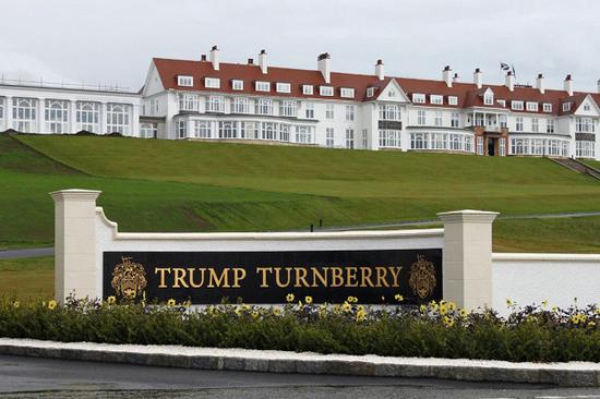 特朗普2018年前往苏格兰参观了他的高尔夫球场。（图源：NBC）