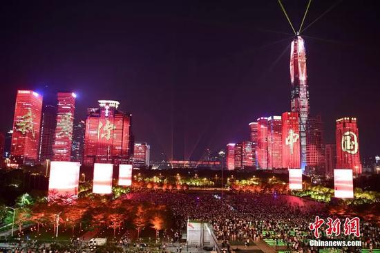 资料图：深圳上演主题为“辉煌新时代”的中心区灯光表演。中新社记者 陈文 摄