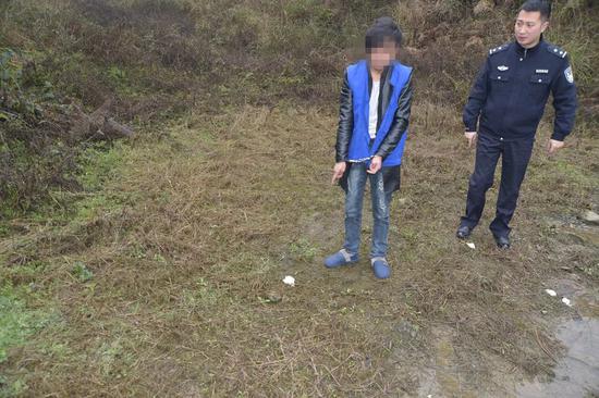 犯罪嫌疑人指认案发丢弃包裹避孕套的纸团