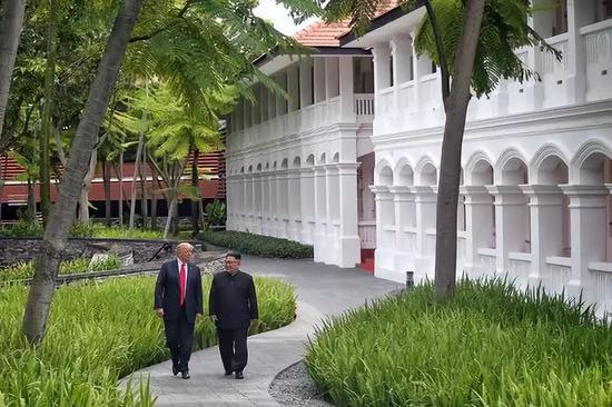  2018年6月12日，朝鲜最高领导人金正恩（右）与美国总统特朗普在新加坡举行会晤。新华社发