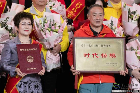 日前，由中共北京市委宣传部、首都文明办等主办的“2018北京榜样”颁奖典礼在北京电视台隆重举行。图为夏伯渝（图右）当选“2018北京榜样”年榜人物。千龙网记者 宋鹏飞摄