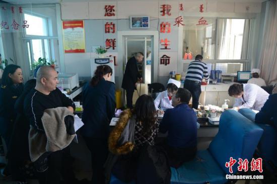 资料图：民众在内蒙古锡林郭勒盟中心血站为“2·23”重大事故伤者献血。中新社记者 刘文华 摄