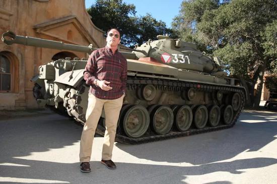 ▲“州长”与个人收藏的331号M47坦克合影。