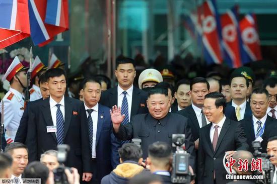 当地时间2月26日早晨，朝鲜最高领导人金正恩乘坐的列车抵达越南边境火车站，向迎接民众挥手致意。