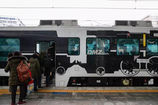 2019年2月20日，乘客们在首尔站登上“DMZ和平列车”。新华社记者 王婧嫱摄