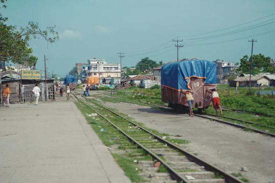 ▲资料图片：尼泊尔贾纳克布尔火车站，铁路工作人员用人力推动火车车厢。（视觉中国）