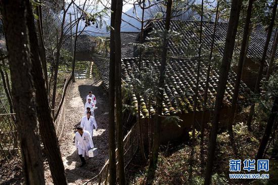 陕西省汉中市宁强县中医医院主治医师董飞和他的家庭签约医生团队在石坝子村走访（2018年11月21日摄）。 新华社记者 陶明 摄