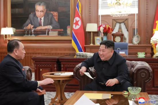 这张朝中社1月24日提供的照片显示，朝鲜最高领导人金正恩（右）23日会见以朝鲜劳动党中央委员会副委员长金英哲（左）为团长的第二次朝美高级别会谈代表团成员。新华社/朝中社