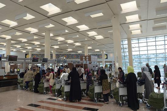 顾客在伊斯兰堡国际机场排队办手续（法新社）