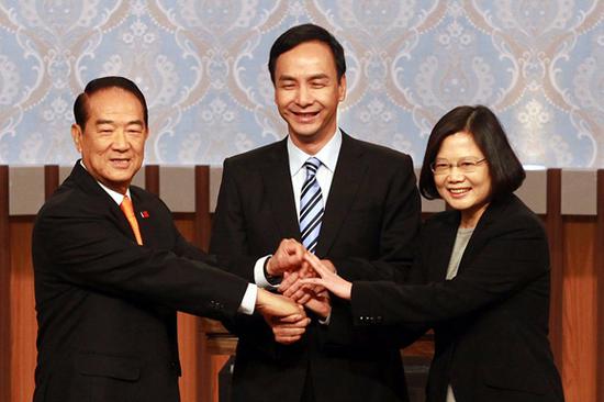 2016年年初，“台湾大选”前。宋楚瑜（左）、朱立伦（中）与蔡英文（右）
