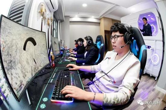 年轻人的异度空间热潮涌动 电竞酒店究竟是啥