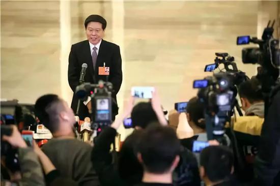 △十三届全国人大一次会议举行第四次全体会议，国家税务总局局长王军在“部长通道”接受采访。