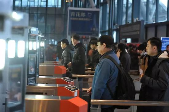 2019年1月21日，旅客在武汉火车站“刷脸”进站乘车。 新华社发（彭琦摄）