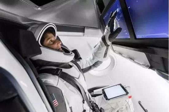 NASA宇航员在Space X飞船模拟舱中训练