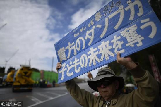 ▲2月25日，日本冲绳县名护市，抗议者在美军基地附近抗议并阻止施工车辆进入现场。（视觉中国）
