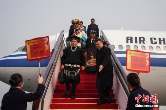 资料图：3月2日，出席十三届全国人大二次会议的西藏自治区代表团抵达北京。 中新社记者 崔楠 摄
