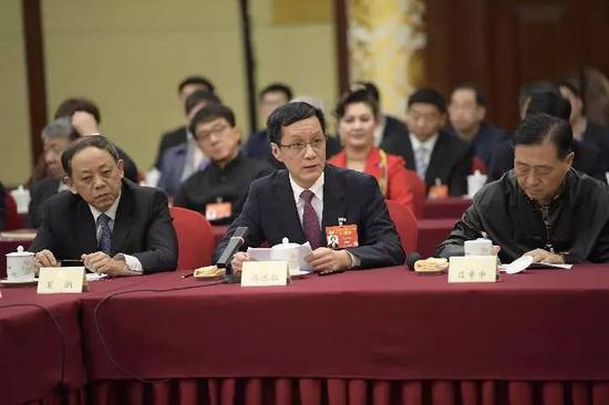 图为冯远征委员