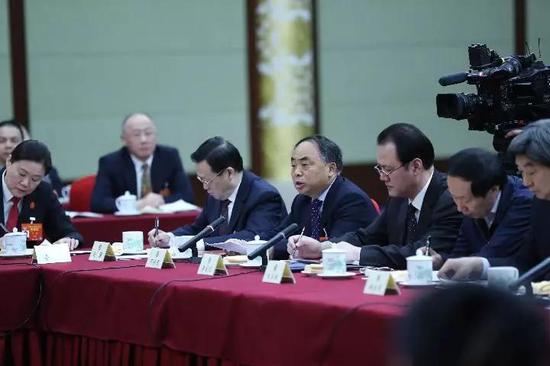 图为邓纯东委员